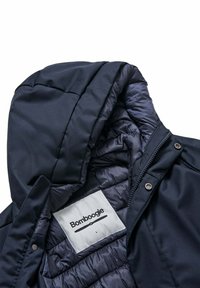 Giubbotto imbottito blu navy con un'esterno liscio e foderato a quadrati. Presenta un cappuccio, chiusure a pressione e un'etichetta con il nome del brand "BombBoogie."