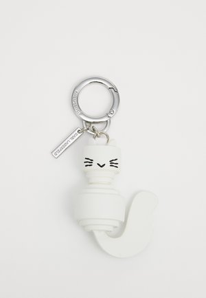 Chaveiro em forma de gato branco, feito de plástico. Apresenta bigodes pretos e uma textura suave. Inclui um anel de metal prateado e uma etiqueta.