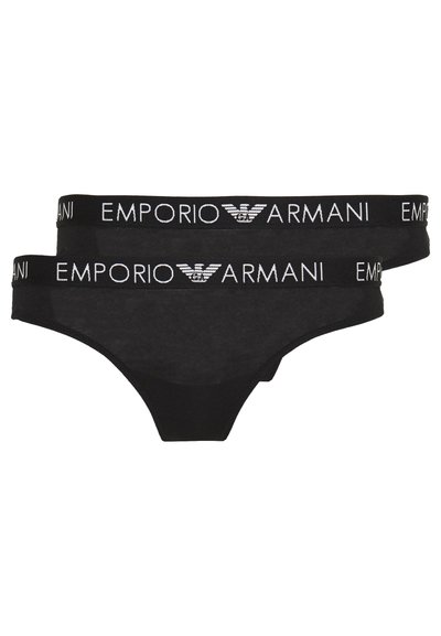 Melnas kokvilnas string veida apakšveļas komplekts ar baltu "Emporio Armani" logo jostu. Iekļautas divas pāri, gluda tekstūra, klasiskā dizaina.