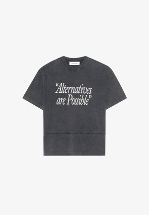 T-shirt gris foncé à manches courtes avec texte blanc sur le devant : « Alternatives are Possible » en police stylisée.