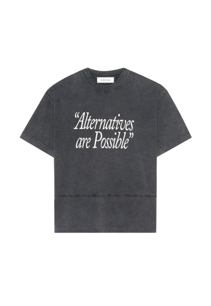 T-shirt gris foncé à manches courtes avec texte blanc sur le devant : « Alternatives are Possible » en police stylisée.