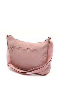 Ružová textilná ramenná taška so zipsom na zadnej strane, širokým ramenným popruhom a hladkým povrchom. Jednoduchý dizajn, obdĺžnikový tvar.