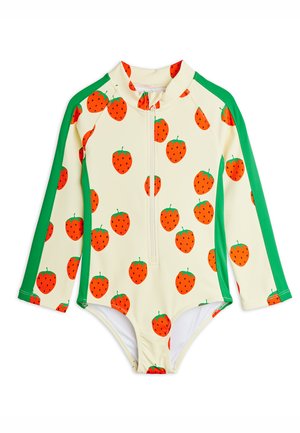 Beżowy kostium kąpielowy z długimi rękawami, zielonymi panelami po bokach i pomarańczowymi nadrukami truskawek, z zamkiem z przodu i wysokim kołnierzem.