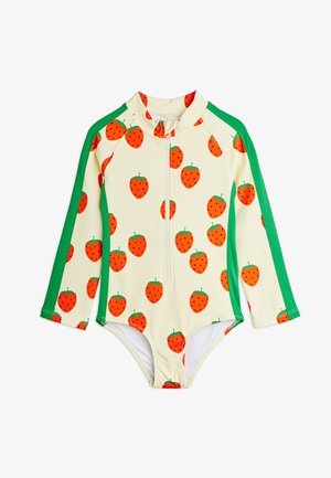 Costume da bagno beige a maniche lunghe con pannelli laterali verdi e stampe di fragole arancioni, dotato di una cerniera frontale e collo alto.