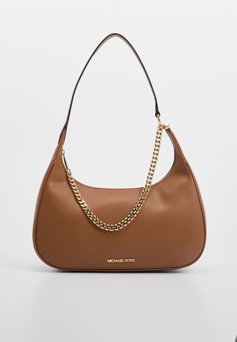 Borsa in pelle marrone di Michael Kors con dettagli in catena dorata e tracolla su uno sfondo bianco semplice.