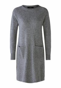 Robe en maille grise avec manches longues, col rond et deux poches frontales côtelées. Présente une coupe décontractée et une texture douce.