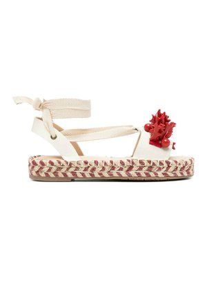 Sandalo espadrilla bianco con fascia alla caviglia, suola intrecciata in juta e decorazioni rosse a forma di corallo sulla fascia anteriore.