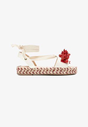 Sandalo espadrilla bianco con fascia alla caviglia, suola intrecciata in juta e decorazioni rosse a forma di corallo sulla fascia anteriore.