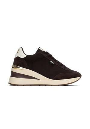 Zapatilla deportiva marrón oscuro con detalles en blanco y dorado, suela cremosa gruesa, cordones en la parte delantera y pequeña pestaña con logo en el lateral.