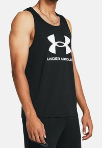 Czarny bezrękawnik z białym logo Under Armour. Miękki bawełniany materiał, regularny krój, zaokrąglony dekolt i prosty dół.