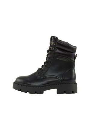 Bottes noires à lacets avec une finition en cuir brillant, un col rembourré et une semelle en caoutchouc épaisse. Présente des œillets en métal et un logo sur le côté.