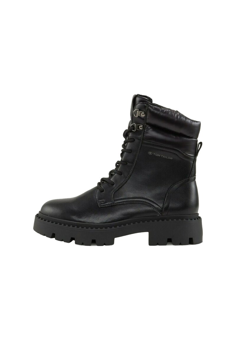 Botas negras con cordones, con un acabado de cuero brillante, cuello acolchado y suela de goma gruesa. Presentan ojales de metal y una marca en el lado.