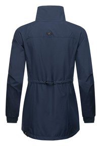 Mornarsko modra vodoodporna jakna z visokim ovratnikom, z vrvico na pasu in elastičnimi manšetami. Ima majhen logotip na zgornjem hrbtu.