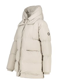 Veste d'hiver rembourrée beige clair avec col haut, fermeture éclair à l'avant, manches longues et petit logo circulaire noir sur le bras gauche.