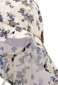 Blumen-Sonnenhut aus leichtem Stoff mit einer cremefarbenen Basis und lila und gelben Vogelmustern, einem flexiblen Rand und verstellbaren Bändern.