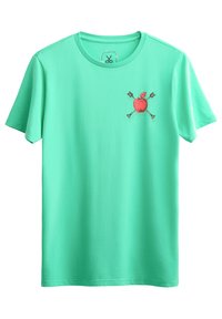 Mintgroene katoenen t-shirt met een ronde hals. Heeft een rode appelafbeelding met gekruiste pijlen gedrukt op de linkerkant van de borst.