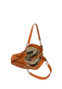 Bolso de cuero naranja con dos compartimentos, herrajes de plata y correa desmontable. El interior cuenta con forro beige y bolsillos.