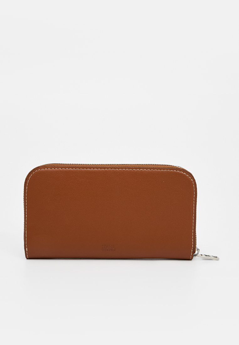 Portefeuille en cuir marron avec une texture lisse, de forme rectangulaire, et des coutures blanches le long des bords. Il dispose d'une fermeture éclair et d'un logo en relief.