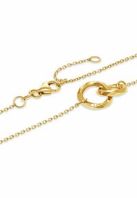 Collana in oro con anelli intrecciati, un cerchio oversize testurizzato e una chiusura a molla. Finitura liscia e design leggero.