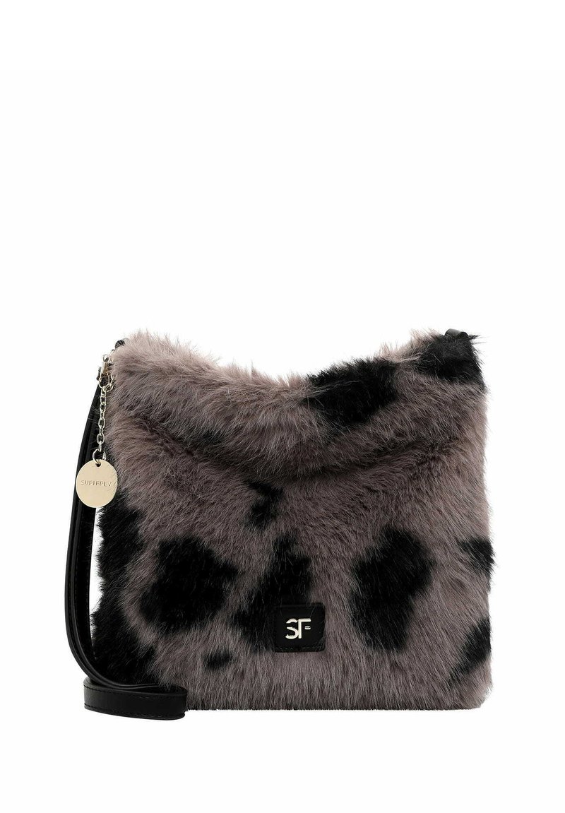 Borsa a spalla in pelliccia sintetica grigia con macchie nere, dotata di una tracolla nera e un accento logo argento. Texture morbida e design pieghevole.