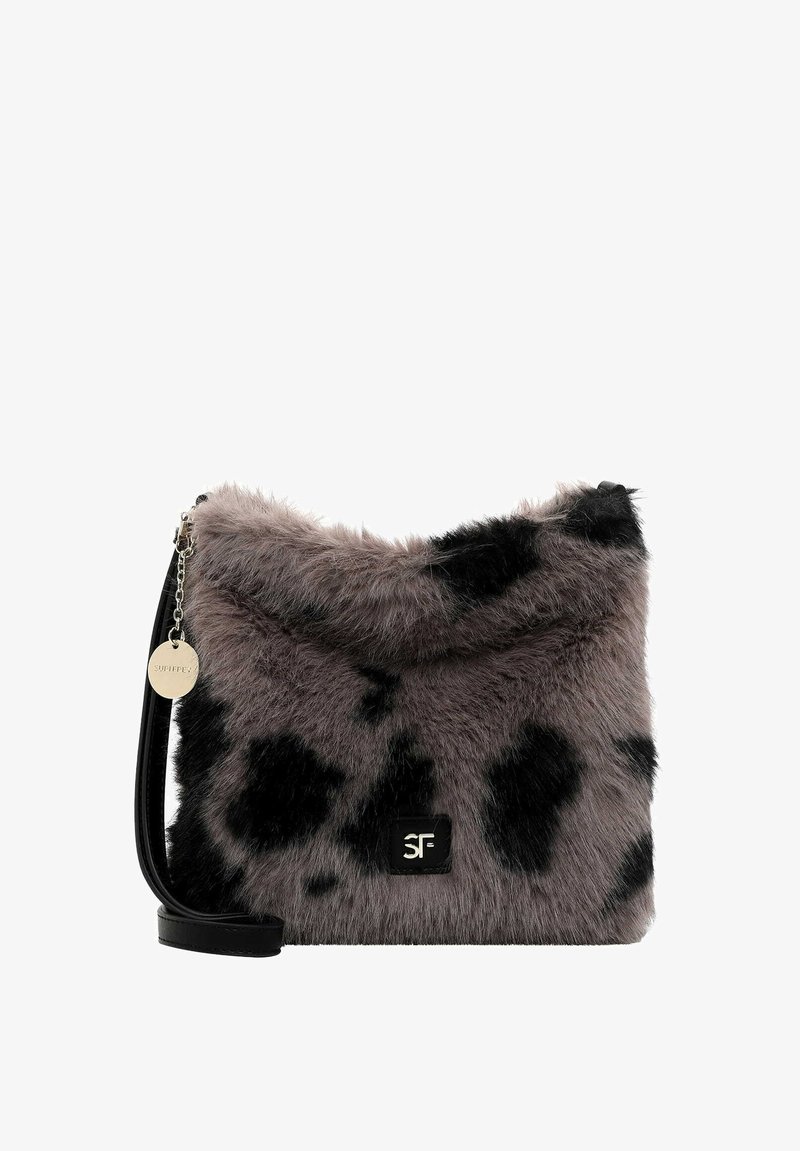 Faux-Fur-Schultertasche in Grau mit schwarzen Punkten, ausgestattet mit einem schwarzen Riemen und einem silbernen Logo-Akzent. Weiche Textur und Faltendesign.