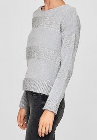 Grauer Pullover mit horizontalen Streifen, strukturiertem Finish, kontrastierenden glänzenden Garnen sowie gerippten Bündchen und Saum.