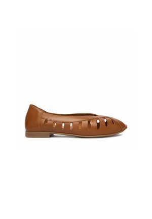 Scarpa piatta in pelle marrone con punta aperta e numerosi dettagli a taglio verticale lungo i lati e la parte frontale.