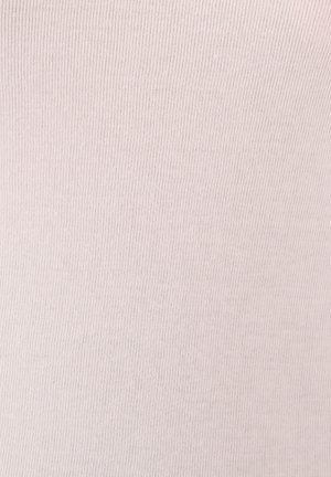 Tissu à côtes rose clair mettant en valeur une texture lisse avec des rayures verticales. Le matériau semble doux et extensible.