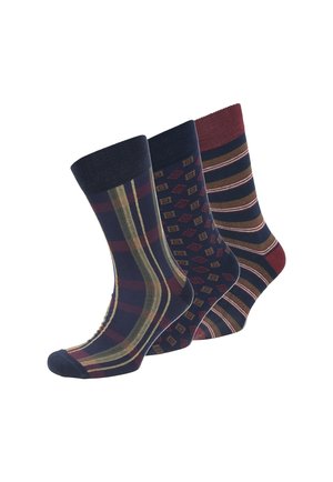 Drei Paare Baumwollsocken in verschiedenen Mustern: diagonale Streifen, geometrische Rauten und horizontale Linien. Die Farben umfassen Marineblau, kastanienbraun und Gold.