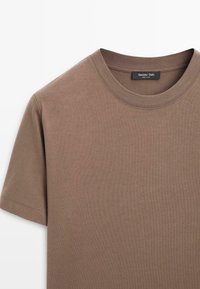 T-shirt marrone in cotone con scollo a girocollo e maniche corte. Presenta una texture liscia a coste e un'etichetta con la scritta "Massimo Dutti".