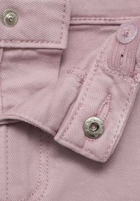 Svetlo roza denim tkanina z zavihkom, ki ima srebrno pritisno gumb ter subtilne podrobnosti šivanja. Teksturna površina z rahlo elastiko.