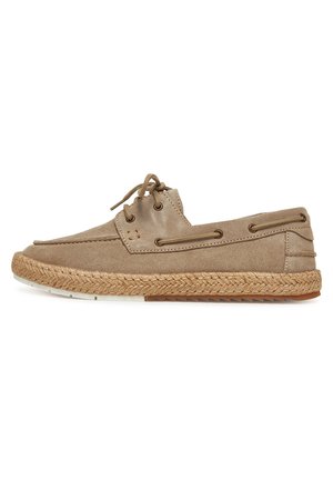 Scarpa da barca in camoscio marrone chiaro con allacciatura anteriore, intersuola intrecciata in juta e suola in gomma, mostrata di profilo destro su sfondo bianco.