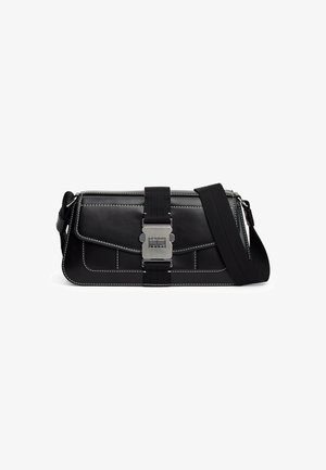 Bolso cruzado de cuero negro con correa ajustable, herrajes de plata, costuras blancas contrastantes y un destacado detalle de cierre con hebilla.