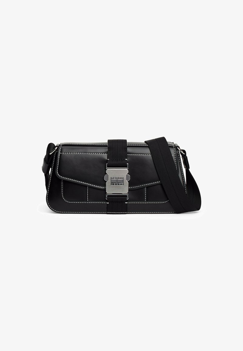 Bolso cruzado de cuero negro con correa ajustable, herrajes de plata, costuras blancas contrastantes y un destacado detalle de cierre con hebilla.