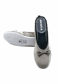 Ballerines en suédine grise avec un bout rond, semelle plate et un petit nœud en accent à l'avant. L'intérieur présente une étiquette de logo noire.