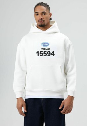 Witte hoodie met een voorzak, voorzien van een zwart gedrukt embleem met de tekst "POLIZEI 15594" en een blauw logo. Zachte stof, ontspannen pasvorm.