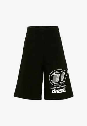 Czarne szerokie szorty z elastycznym paskiem w talii, z białym logo "Tough and Timeless Diesel" na dolnej części prawej nogawki.