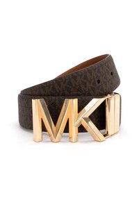 Cintura in pelle marrone con motivo, dotata di fibbia con logo "MK" dorato, caratterizzata da una texture liscia e una forma classica, completata da numerosi fori per la regolazione.