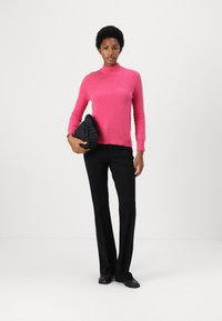 pure cashmere MOCKNECK - Džemperis - strawberry