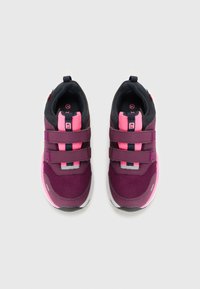 Burgundi ja roosa spordijalatse võrkpinna, velcro rihmade ja tugevdatud varbaga. Omab pehmendatud krae ja kontrastset tallat.