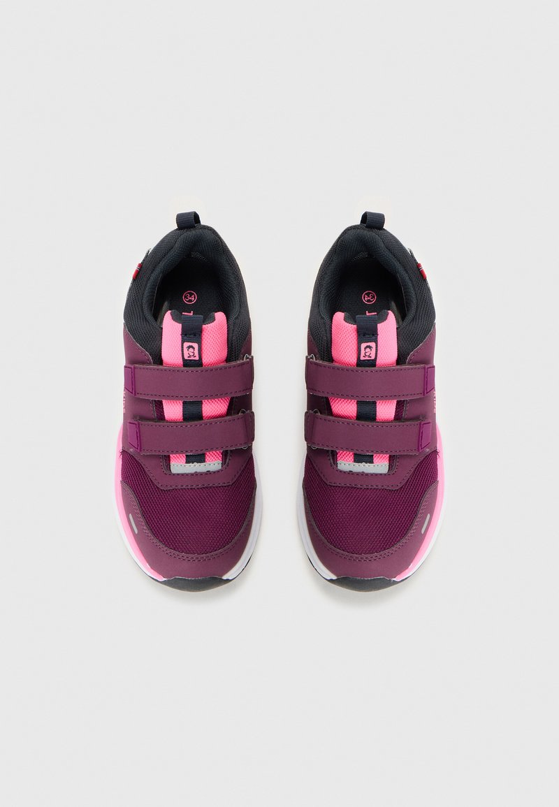 Scarpe da ginnastica borgogna e rosa con tomaia in rete, cinturini in velcro e punta rinforzata. Presentano un collarino imbottito e una suola in contrasto.