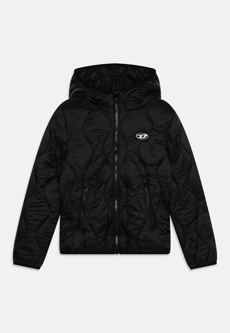 Giacca imbottita nera con un design trapuntato, dotata di cappuccio e due tasche laterali con zip. Include un emblema del logo sul petto.