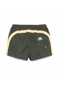 Costumi da bagno da uomo in verde scuro con strisce laterali arancioni fluo, cintura elastica e una tasca posteriore con un logo verde. Tessuto morbido e leggero.
