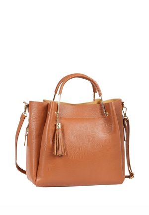 Sac à main en cuir marron moyen texturé avec des poignées courtes, une longue bandoulière réglable et un pompon décoratif à l'avant.