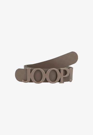 Bruine synthetische riem met een gegraveerde textuur, met "JOOP!" in grote letters als een opvallend gespdetail.