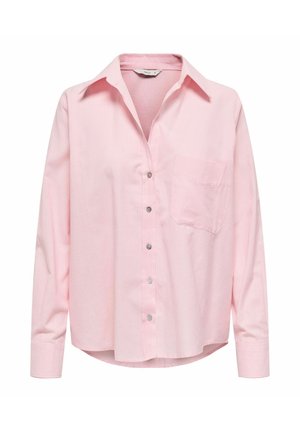 Lyserød langærmet skjorte med knapper og subtile lodrette striber samt en brystlomme, vist mod en hvid baggrund.