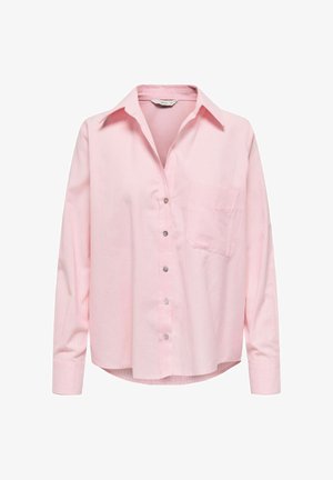 Gaiši rozā garām piedurknēm pogājama krekls ar smalkām vertikālām svītrām un krūšu kabatu, attēlots uz balta fona.