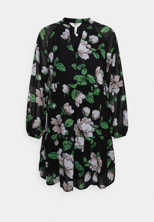 Vestido preto com padrões florais apresentando grandes flores cor-de-rosa claras e folhas verdes, com mangas longas e decote em V. Feito de um tecido leve.