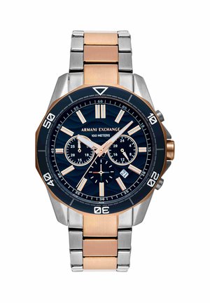 Tweekleurige zilveren en roségouden Armani Exchange polshorloge met een zwarte wijzerplaat, drie subdials, datumnummering en waterbestendigheid tot 100 meter.