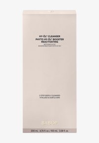 Nettoyant Babor HY-ÖL et Booster Phyto HY-ÖL dans une boîte rose pâle avec du texte noir, présentant des instructions de nettoyage et des détails sur le volume du produit.
